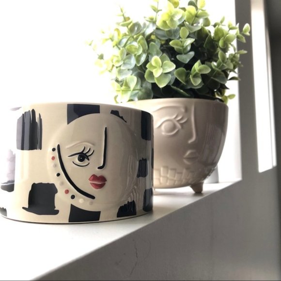 New Serving Bowl with Half Face & Feet - Picture 5 of 6